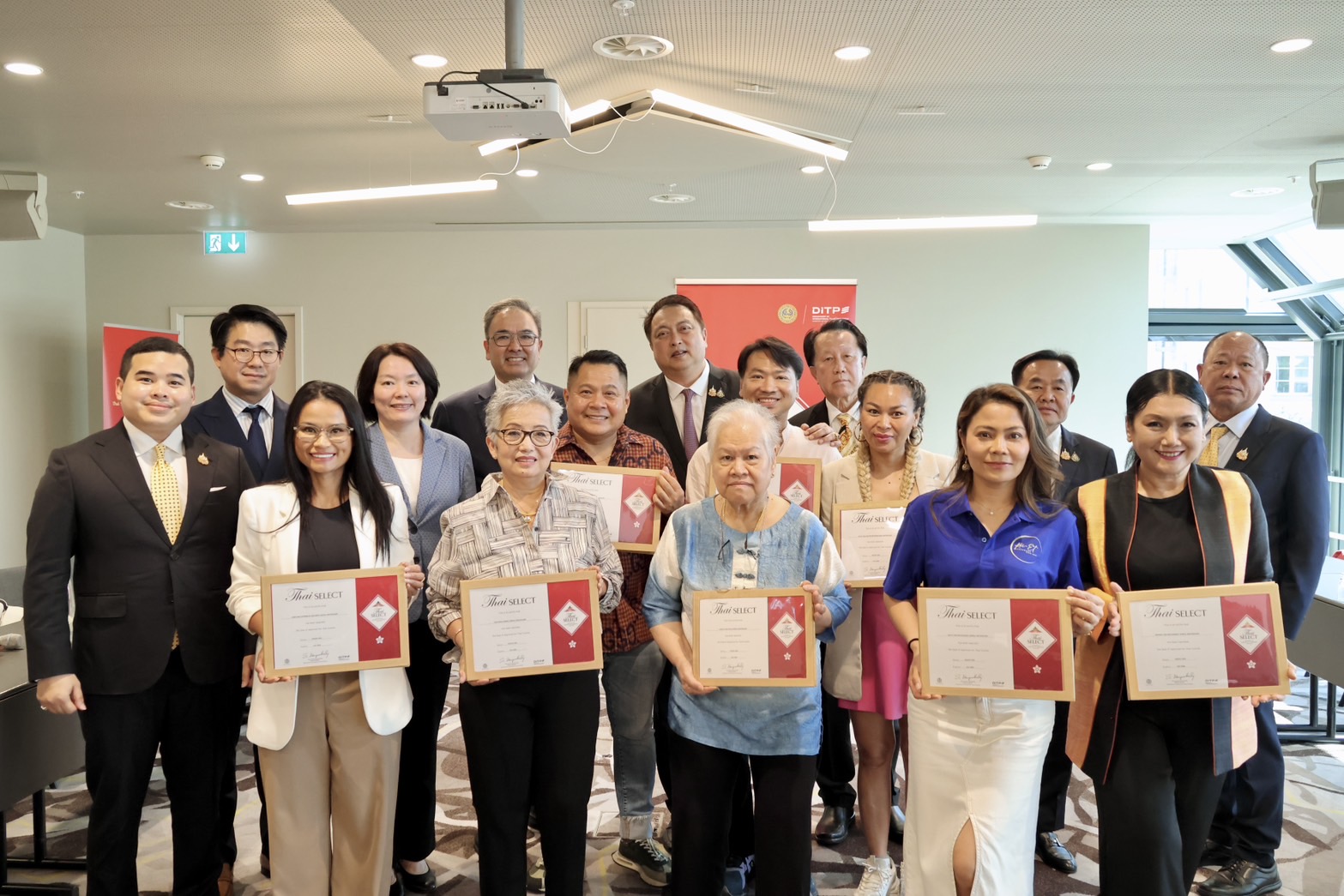 “สุชาติ” มอบตรา Thai SELECT โฉมใหม่ให้ 8 ร้านอาหารไทยในสวิส ดันสู่เวทีโลก – เดินหน้าหาทางแก้ปัญหาขาดเชฟ รับหารือร่วม 3 กระทรวง