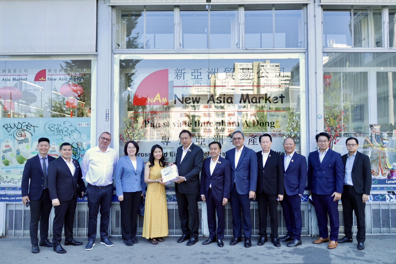 “สุชาติ” ดันซูเปอร์มาร์เก็ต New Asia Market  ที่ซูริค สั่งสินค้าไทยเพิ่ม พร้อมชวนร่วมงาน THAIFEX–Anuga Asia 2026 และ ANUGA 2025 ที่เมืองโคโลญ เพิ่มยอดนำเข้าสินค้าไทย