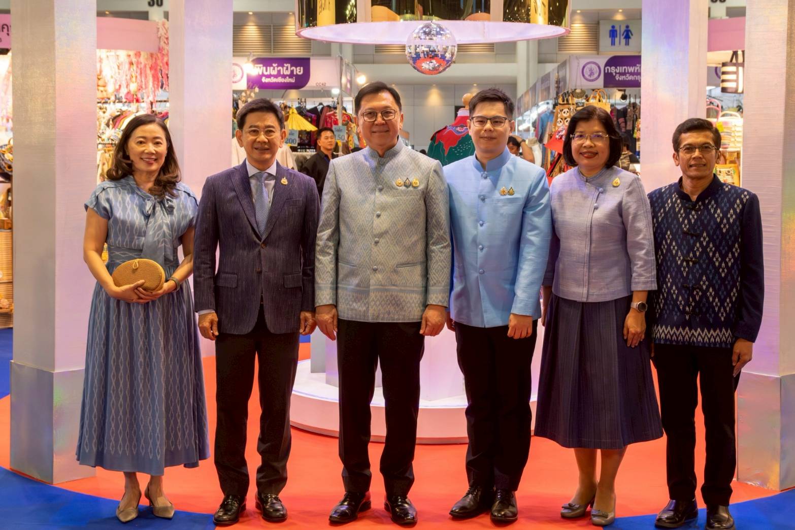 “จตุพร” นำพาณิชย์ ดัน 30 แบรนด์ไทยให้ดังเปล่งประกายแบบมีดี ในงาน OTOP ศิลปาชีพ ประทีปไทย OTOP ก้าวไกลด้วยพระบารมี