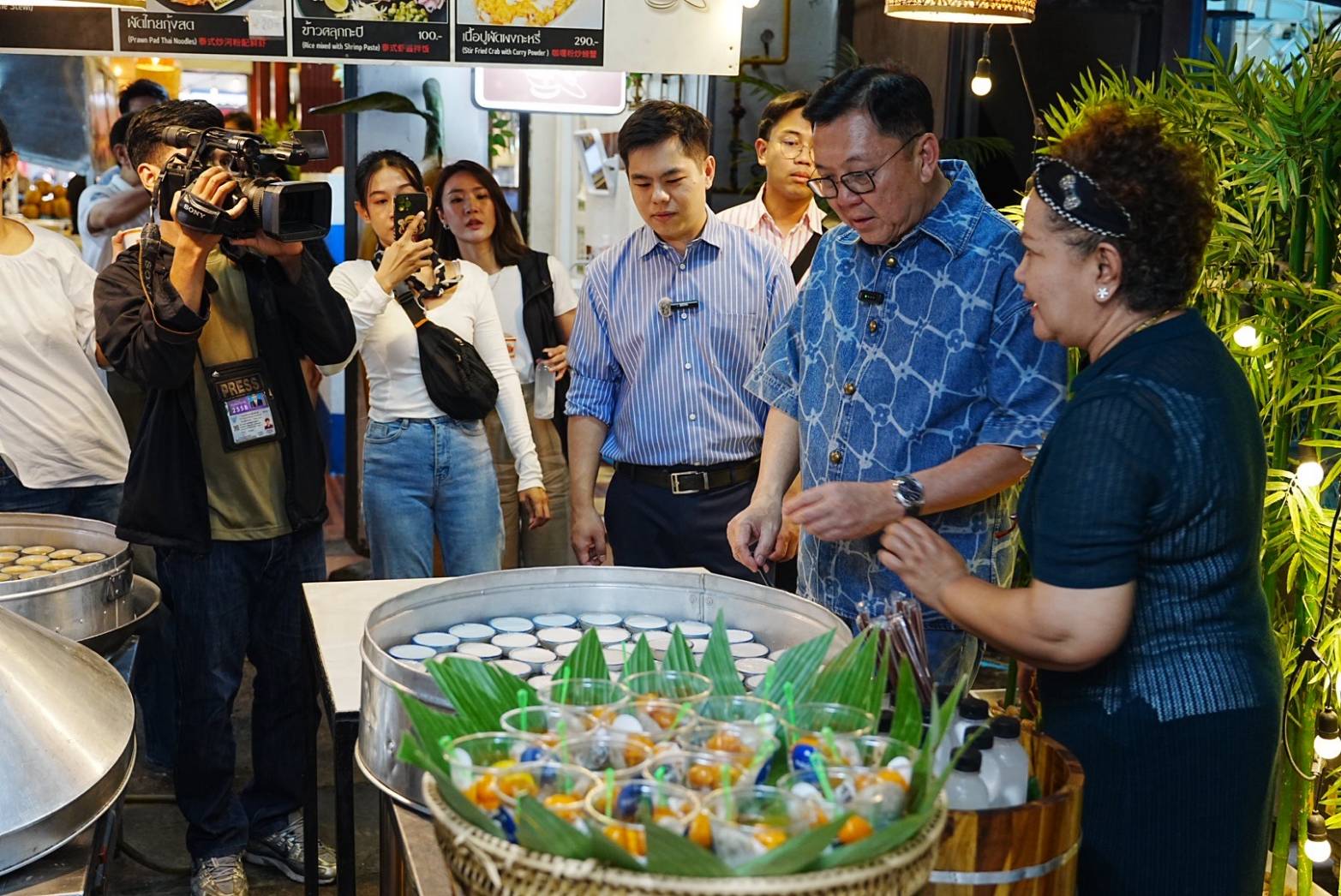 นายจตุพร บุรุษพัฒน์ รัฐมนตรีว่าการกระทรวงพาณิชย์ พร้อมด้วยนายฉันทวิชญ์ ตัณฑสิทธิ์ รัฐมนตรีช่วยว่าการกระทรวงพาณิชย์ ลงพื้นที่ถนนบรรทัดทอง เขตปทุมวัน กรุงเทพมหานคร ในวันเสาร์ที่ 16 สิงหาคม ๒๕๖๘  ณ กรุงเทพมหานคร