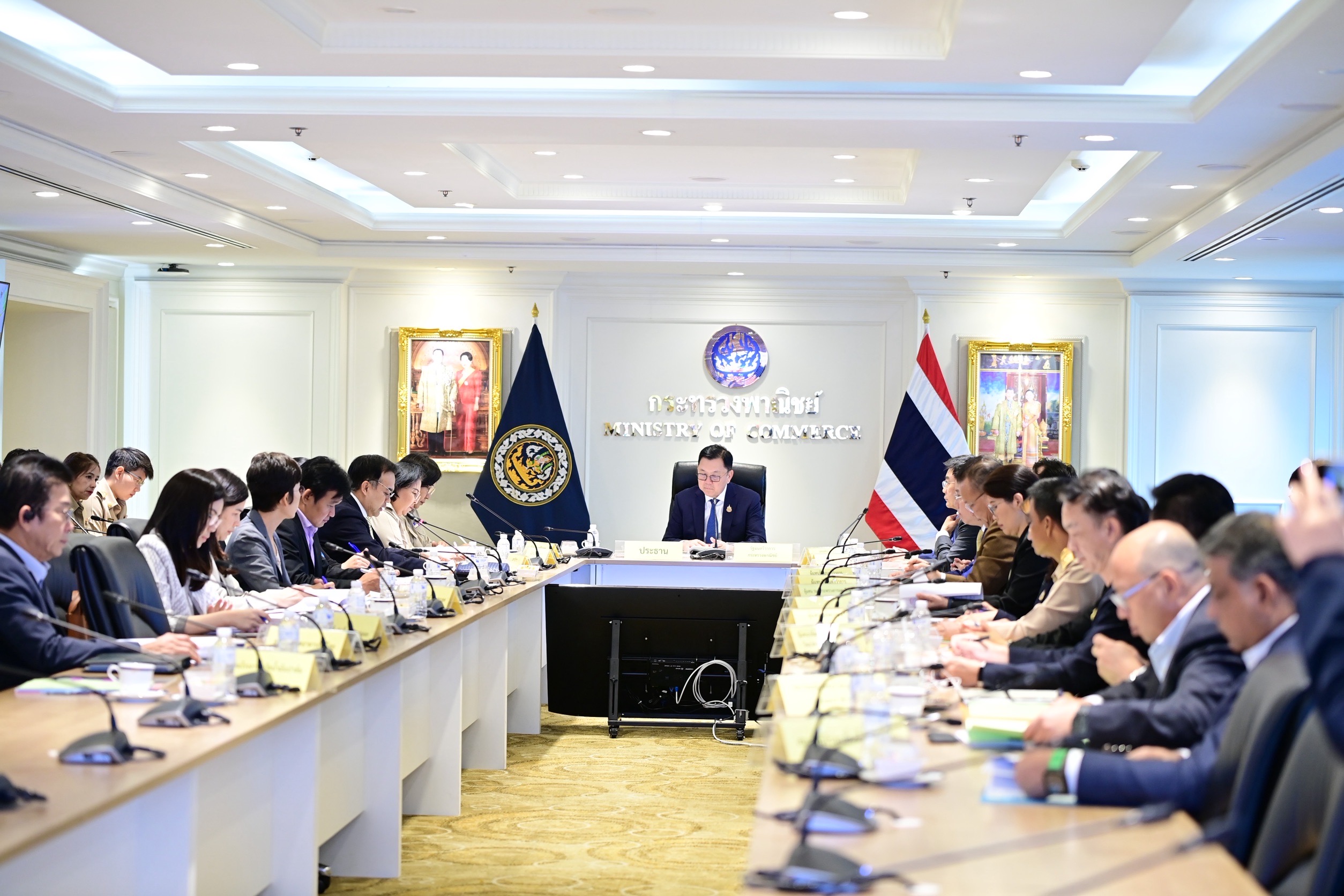 นายจตุพร บุรุษพัฒน์ รัฐมนตรีว่าการกระทรวงพาณิชย์ เป็นประธานการประชุมคณะกรรมการพืชน้ำมันและน้ำมันพืช ครั้งที่ 1/2568 ในวันจันทร์ที่ 18 สิงหาคม ๒๕๖๘  ณ ห้องกิติยากรวรลักษณ์ กระทรวงพาณิชย์
