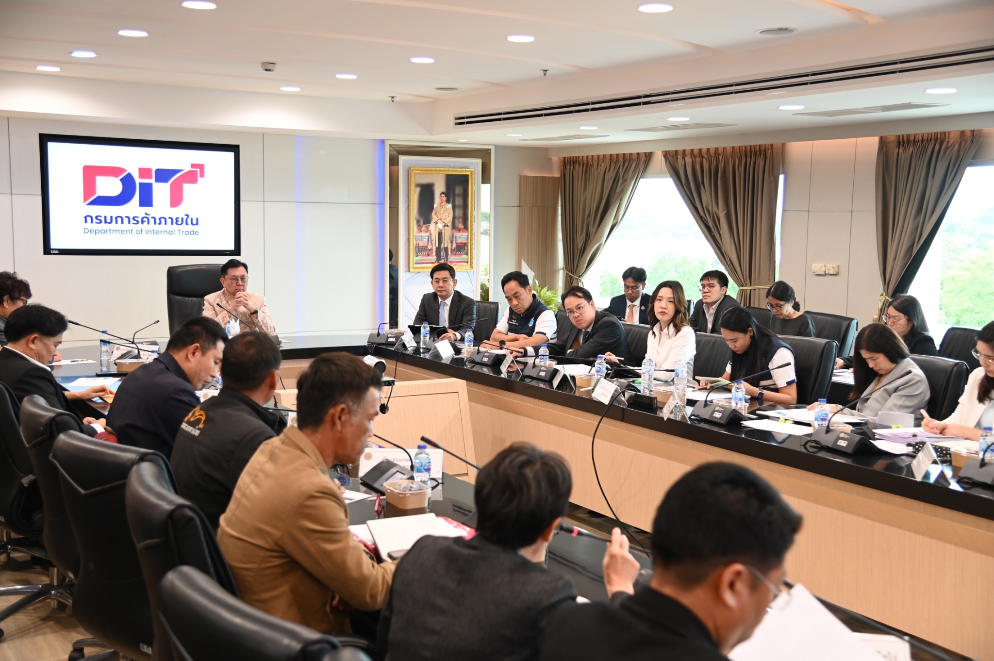 นายจตุพร บุรุษพัฒน์ รัฐมนตรีว่าการกระทรวงพาณิชย์ ประชุมหารือร่วมกับ ส.ส.จังหวัดเพชรบูรณ์ เพื่อรับฟังปัญหาความเดือดร้อนจากราคาข้าวโพดตกต่ำ ในวันอังคารที่ 19 สิงหาคม ๒๕๖๘  ณ กระทรวงพาณิชย์