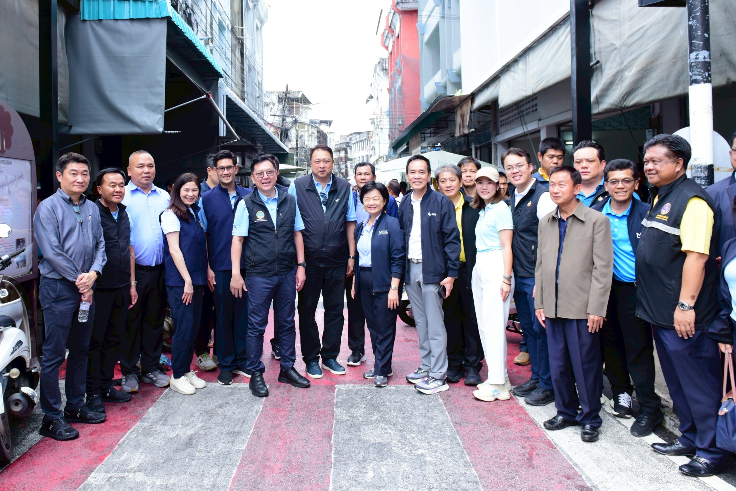 “จตุพร-สุชาติ” ลุยตลาดพลอยจันทบุรี รับฟังเสียงผู้ประกอบการ เร่งหาตลาดใหม่ จับมือทุกภาคส่วนดัน“จันทบุรีโมเดล”สู่มหานครอัญมณีโลก