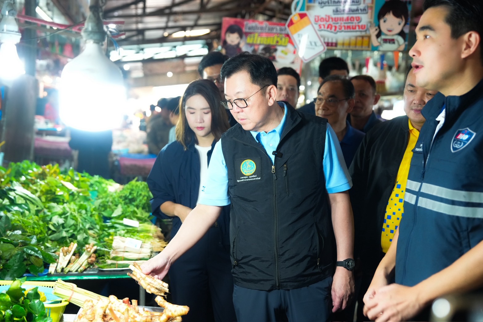 นายจตุพร บุรุษพัฒน์ รัฐมนตรีว่าการกระทรวงพาณิชย์ พร้อมด้วยนายสุชาติ ชมกลิ่น รัฐมนตรีช่วยว่าการกระทรวงพาณิชย์ และคณะผู้บริหารกระทรวงพาณิชย์ ลงพื้นที่จัตลาดสวนมะม่วง อำเภอเมือง จังหวัดจันทบุรี เพื่อติดตามสถานการณ์เศรษฐกิจการค้า ในวันอาทิตย์ที่ 24 สิงหาคม ๒๕๖๘ ณ ตลาดสวนมะม่วง อำเภอเมือง จังหวัดจันทบุรี