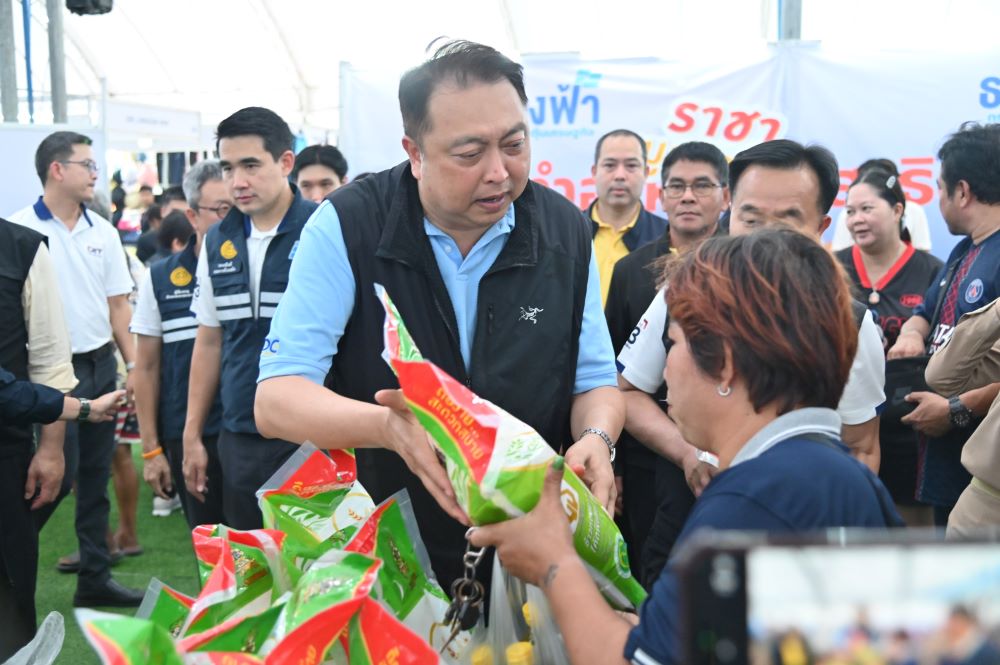 นายสุชาติ ชมกลิ่น รัฐมนตรีช่วยว่าการกระทรวงพาณิชย์ เป็นประธานเปิดงาน "ธงฟ้ากระตุ้นเศรษฐกิจ จังหวัดฉะเชิงเทรา" ในวันจันทร์ที่ 25 สิงหาคม 2568 ณ วัดกลางบางปะกง อำเภอบางปะกง จังหวัดฉะเชิงเทรา