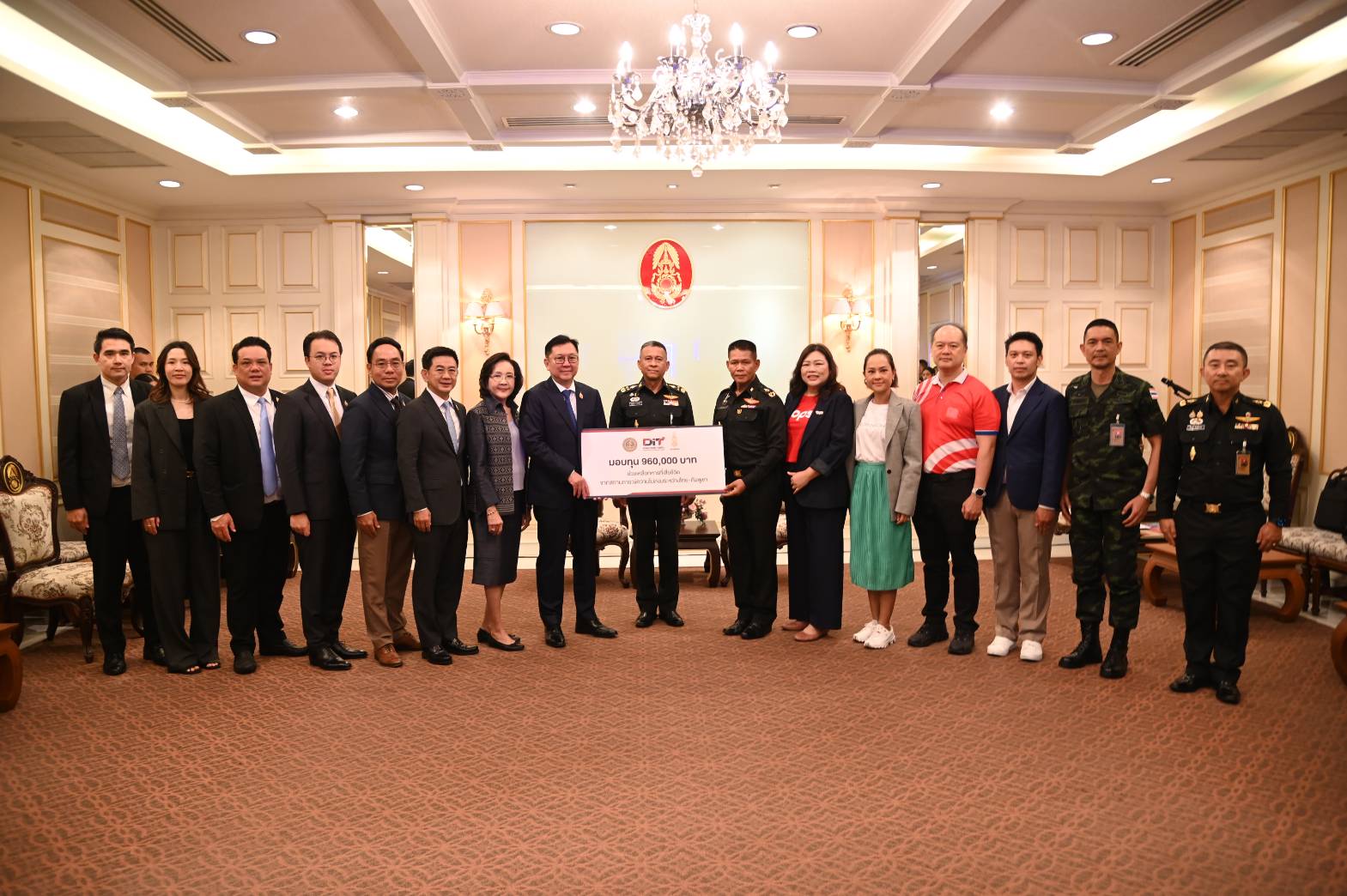 “จตุพร” นำพาณิชย์ จับมือ เอกชน-ค้าส่งค้าปลีก มอบบัตรแทนเงินสด 9.6 แสนบาท แด่ครอบครัวทหารผู้เสียสละ