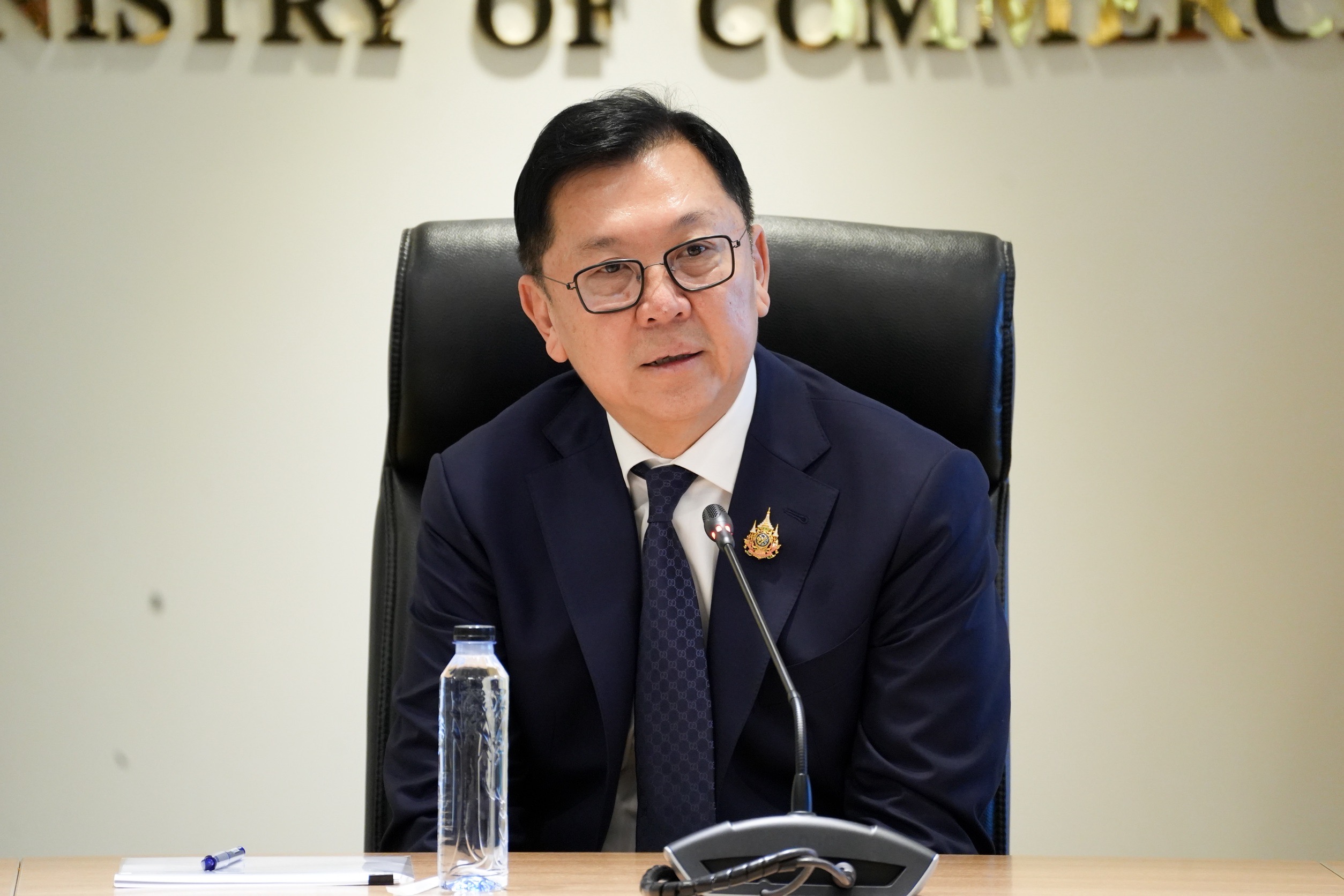 “รมต.จตุพร” กำชับข้าราชการกระทรวงพาณิชย์ปฏิบัติหน้าที่ต่อเนื่องเพื่อเป็นที่พึ่งของประชาชนกรณี ศาลรัฐธรรมนูญมีมติให้ความเป็นรัฐมนตรีของนายกฯ สิ้นสุด ส่งผลให้ ครม. พ้นตำแหน่งทั้งคณะ
