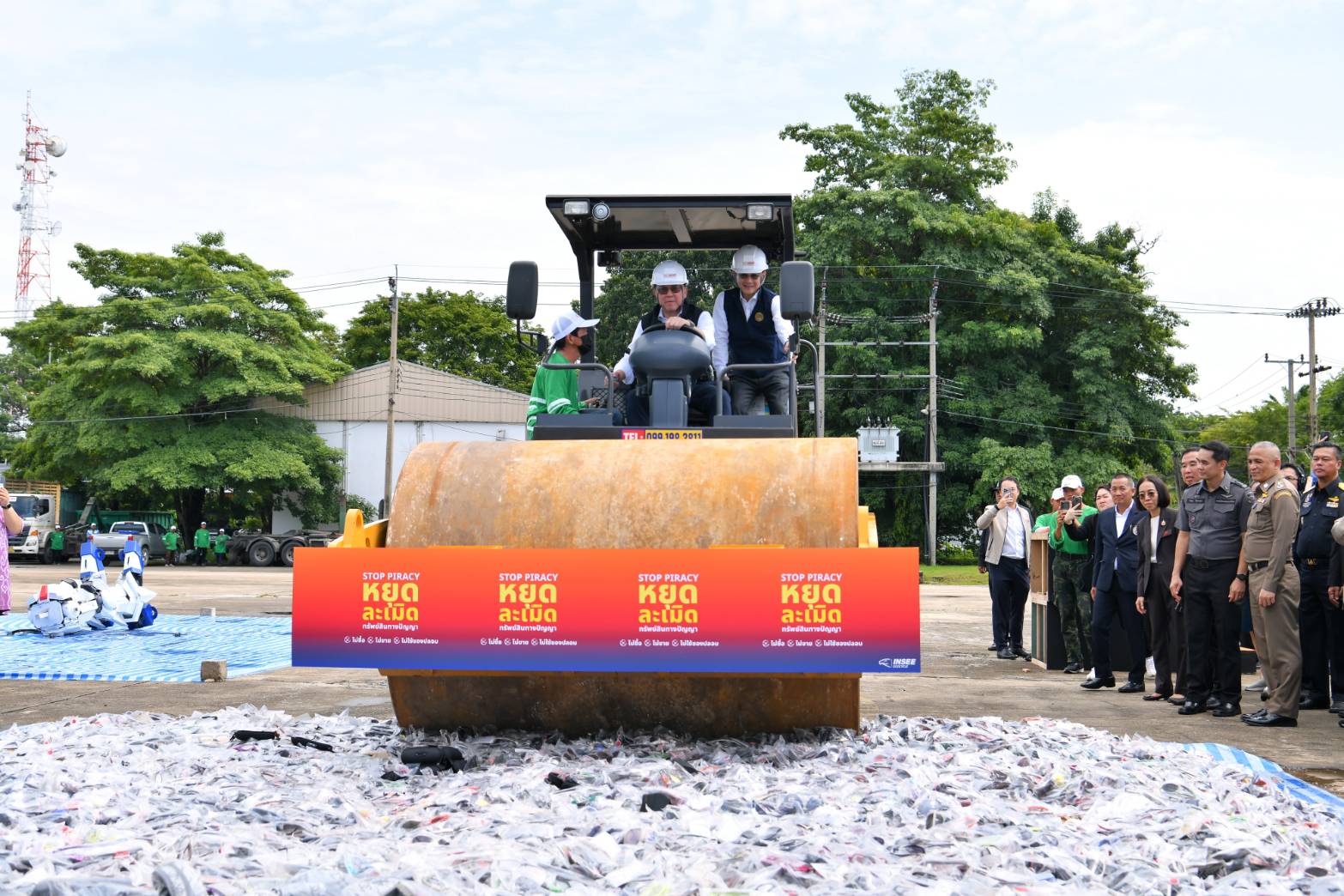 นายจตุพร บุรุษพัฒน์ รัฐมนตรีว่าการกระทรวงพาณิชย์ เป็นประธานในพิธีทำลายของกลางคดีละเมิดทรัพย์สินทางปัญญา ในวันศุกร์ที่ 5 กันยายน ๒๕๖๘ ณ หน่วยบัญชาการป้องกันภัยทางอากาศ กองทัพบก เขตดอนเมือง กรุงเทพฯ