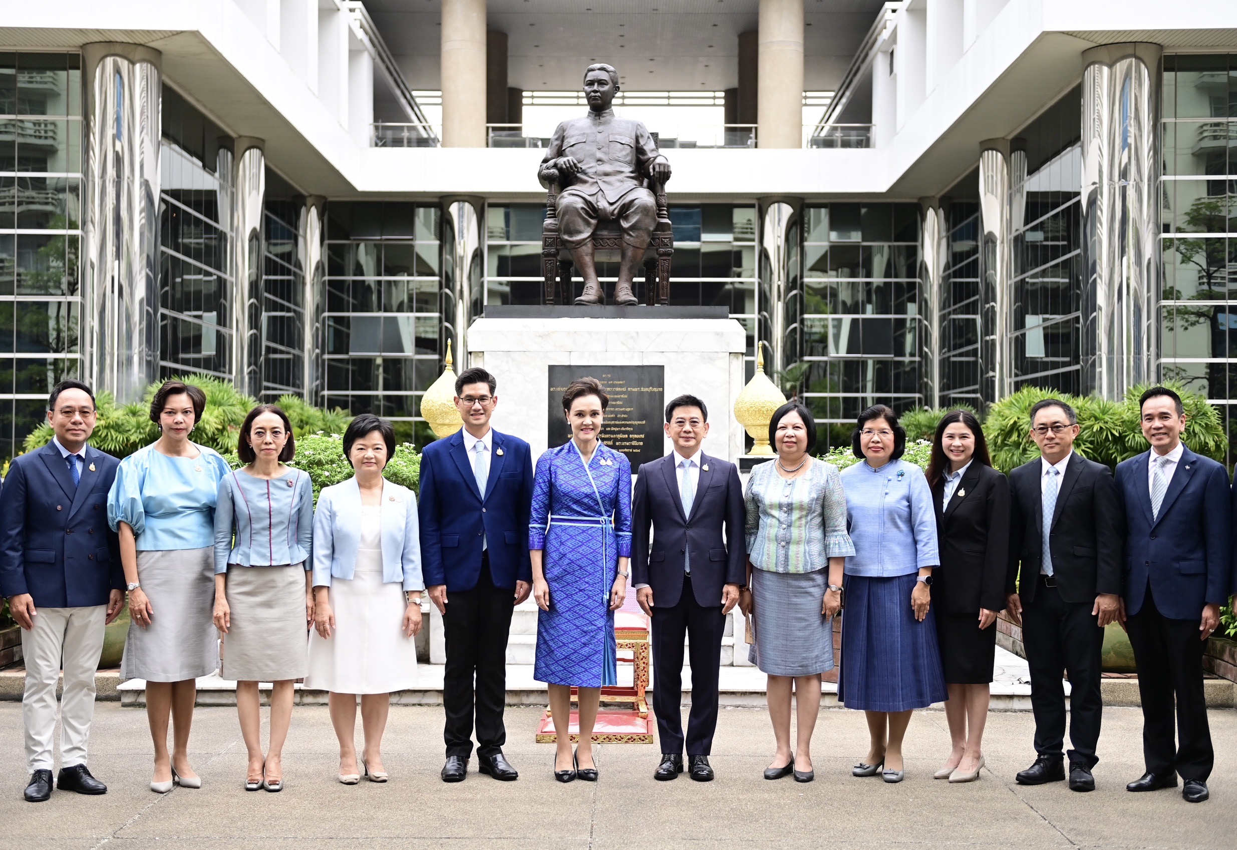 นางศุภจี สุธรรมพันธุ์ รัฐมนตรีว่าการกระทรวงพาณิชย์ เข้าปฏิบัติหน้าที่ที่กระทรวงพาณิชย์เป็นวันแรก โดยได้สักการะสิ่งศักดิ์สิทธิ์ประจำกระทรวง ร่วมกับนายวุฒิไกร ลีวีระพันธุ์ ปลัดกระทรวงพาณิชย์ และคณะผู้บริหาร ในวันศุกร์ที่ 26 กันยายน ๒๕๖๘ ณ กระทรวงพาณิชย์