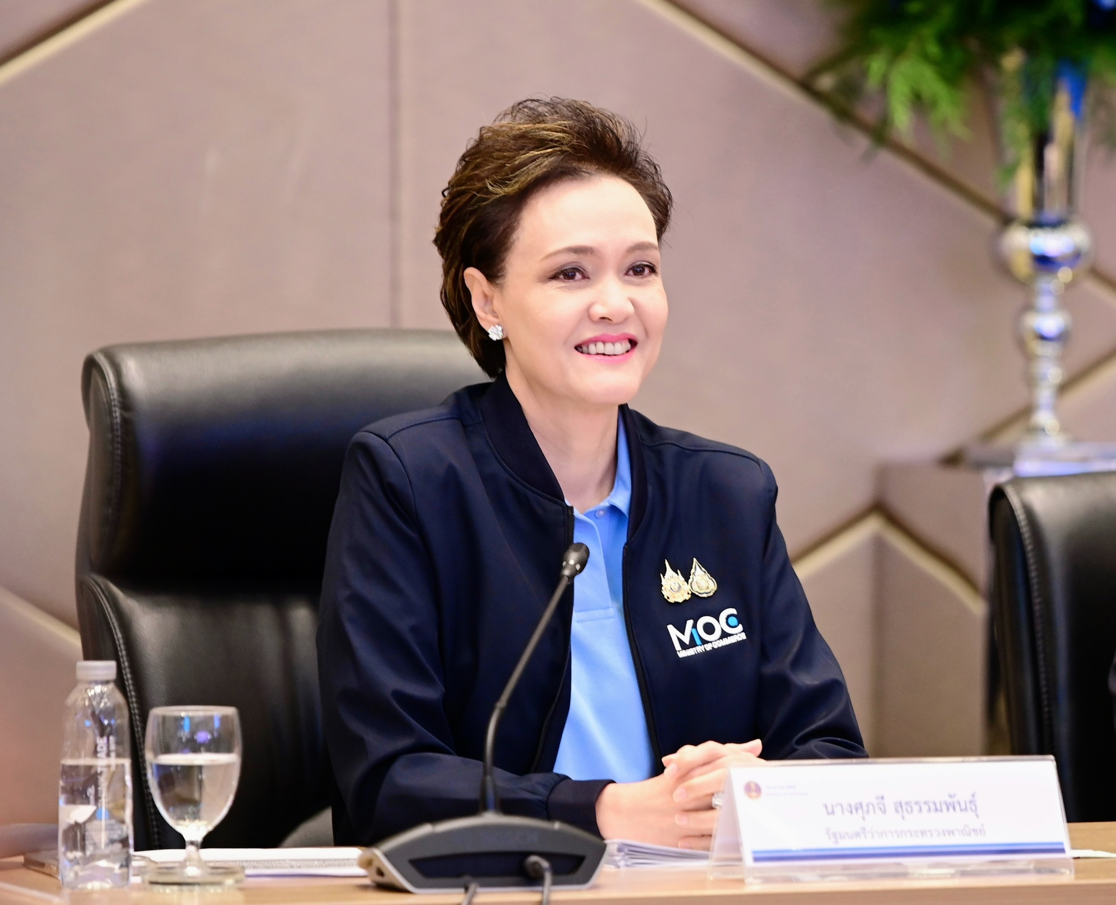 นางศุภจี สุธรรมพันธุ์ รัฐมนตรีว่าการกระทรวงพาณิชย์ เป็นประธานการประชุมมอบนโยบายแก่ผู้บริหารระดับสูง ข้าราชการ พาณิชย์จังหวัดทั่วประเทศ และทูตพาณิชย์ประจำสถานทูตไทยในต่างประเทศ ผ่านระบบออนไลน์  ในวันพุธที่ 1 ตุลาคม 2568  ณ ห้องประชุมบุรฉัตรไชยากร สำนักงานปลัดกระทรวงพาณิชย์