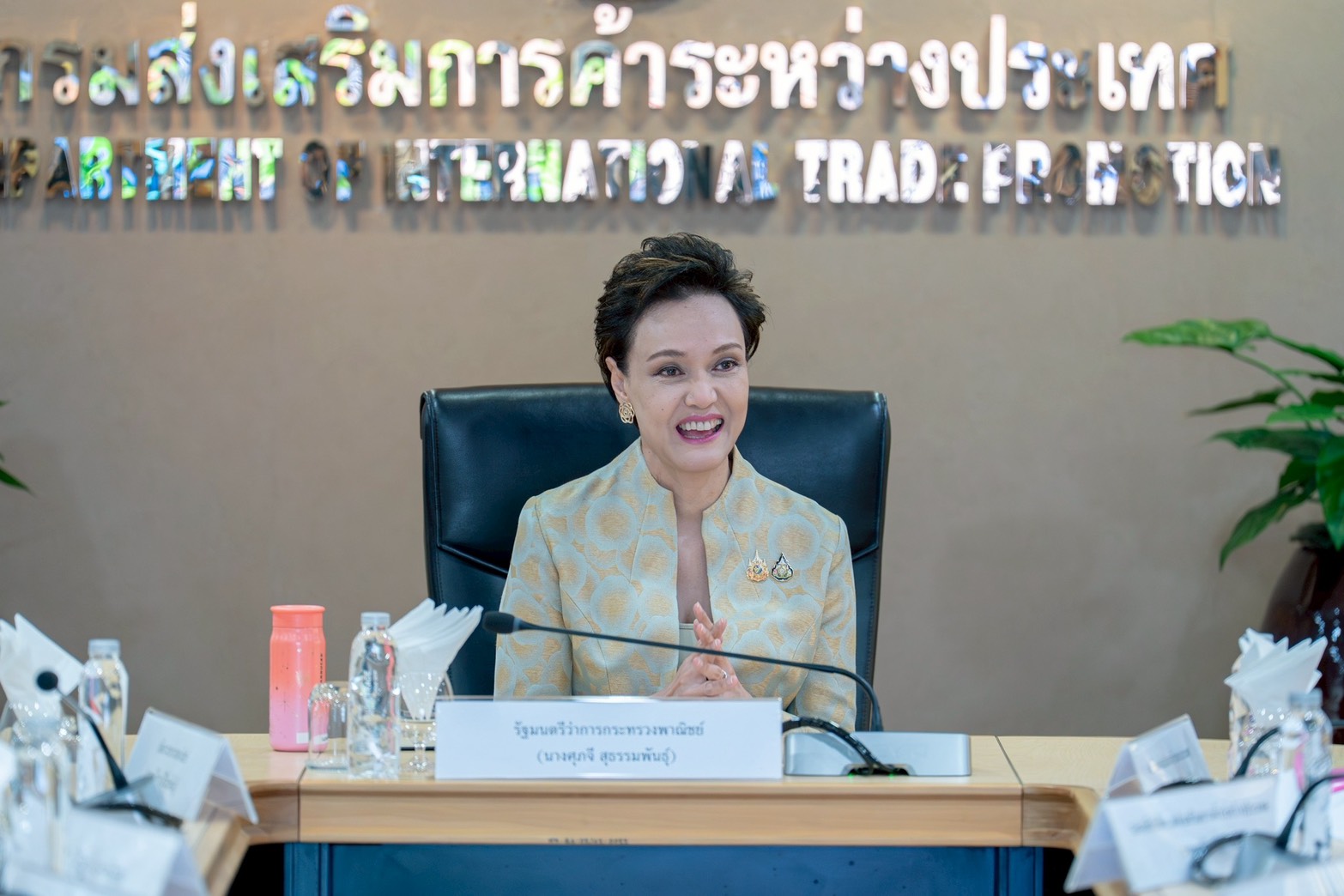 นางศุภจี สุธรรมพันธุ์ รัฐมนตรีว่าการกระทรวงพาณิชย์ ตรวจเยี่ยมและมอบนโยบายการดำเนินงานแก่กรมส่งเสริมการค้าระหว่างประเทศ (DITP)  ในวันพุธที่ 8 ตุลาคม 2568  ณ ห้องประชุม 50601 ชั้น 6 กรมส่งเสริมการค้าระหว่างประเทศ