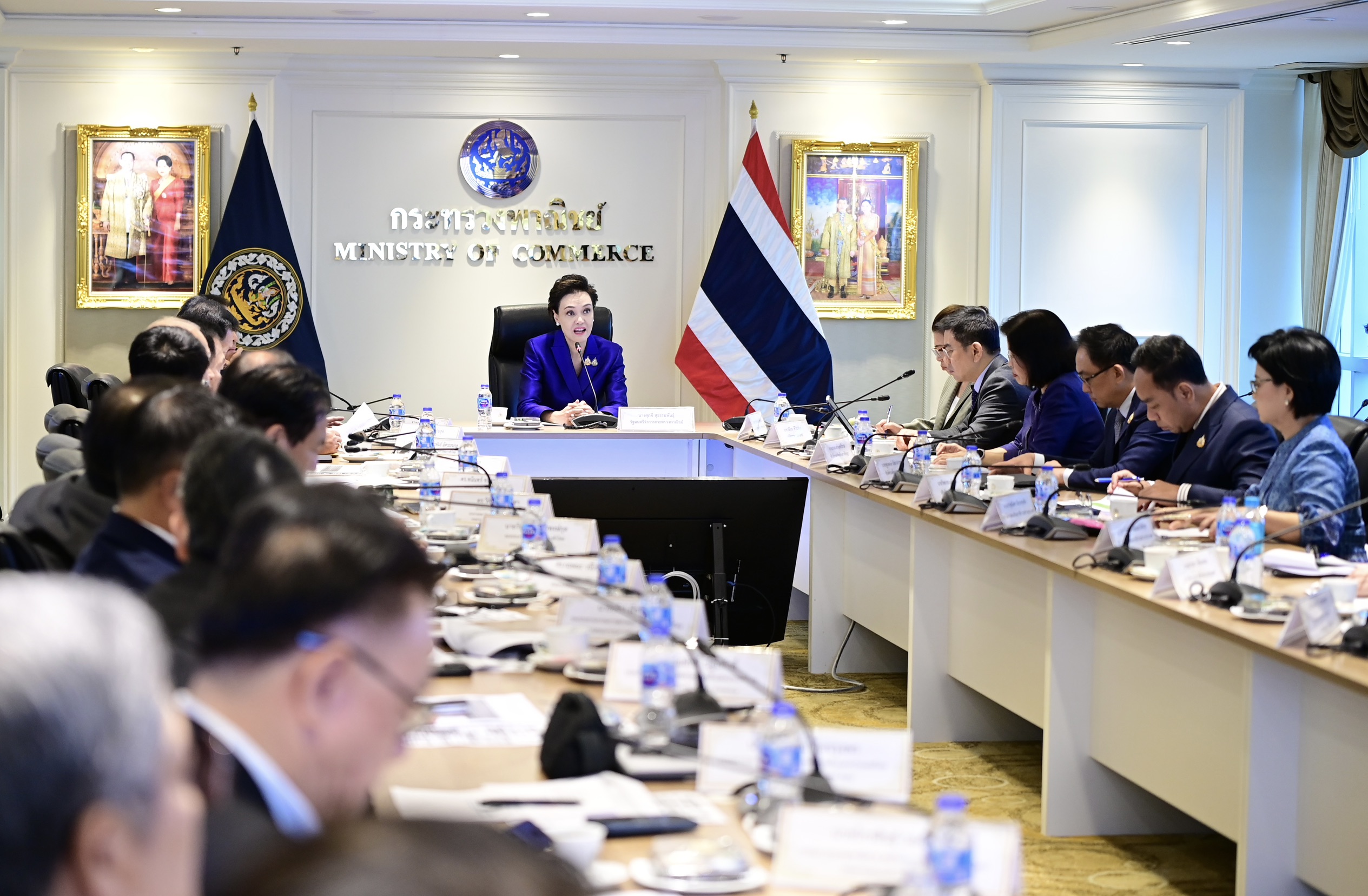 นางศุภจี สุธรรมพันธุ์ รัฐมนตรีว่าการกระทรวงพาณิชย์ เป็นประธานการประชุมหารือร่วมกับคณะกรรมการสภาหอการค้าแห่งประเทศไทย ในวันพฤหัสบดีที่ 9 ตุลาคม 2568  ณ ห้องกิติยากรวรลักษณ์ สำนักงานปลัดกระทรวงพาณิชย์