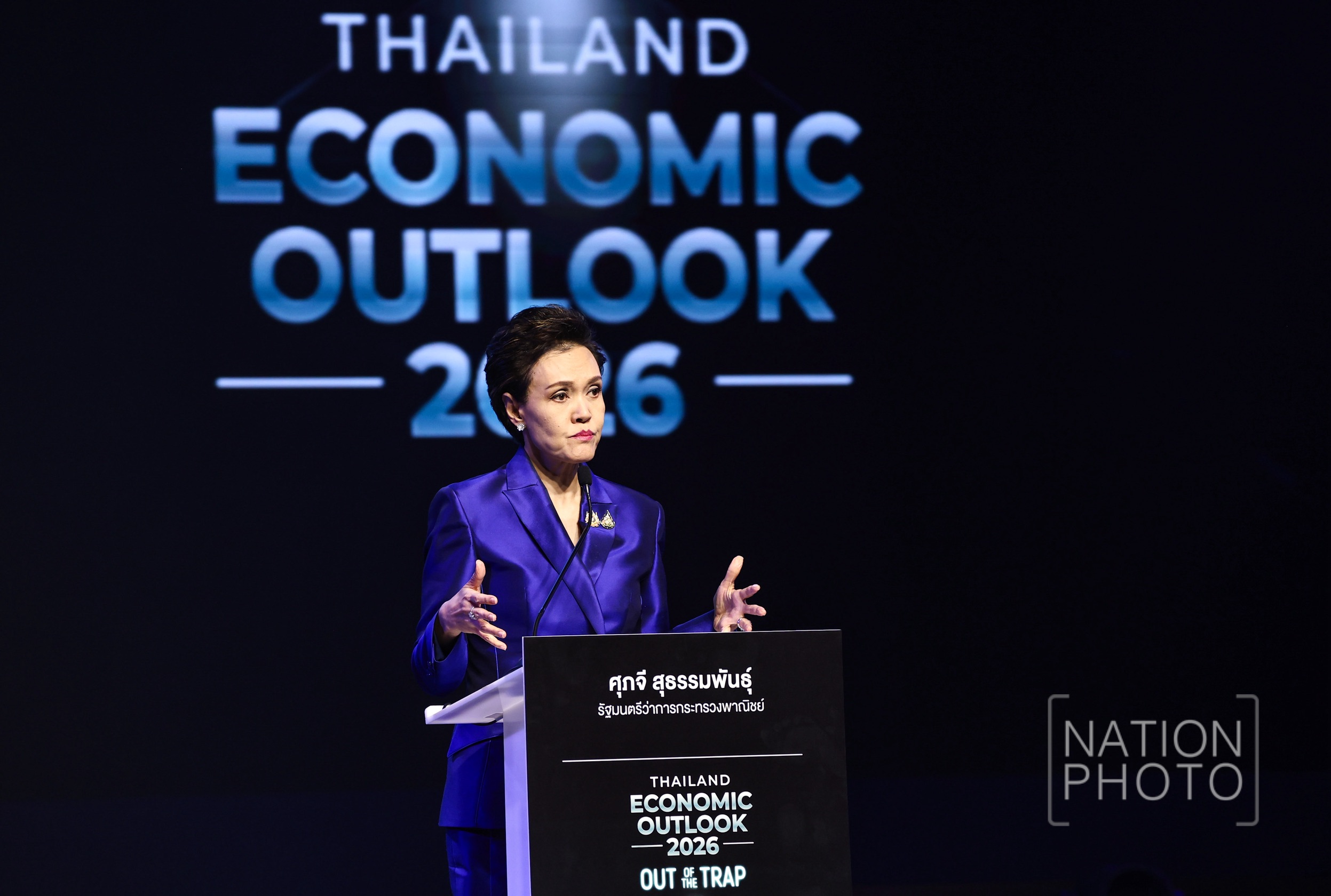 นางศุภจี สุธรรมพันธุ์ รัฐมนตรีว่าการกระทรวงพาณิชย์ กล่าวปาฐกถาพิเศษในงานสัมมนา Thailand Economic Outlook 2026 “Out of The Trap”  ในวันพฤหัสบดีที่ 9 ตุลาคม 2568  ณ ห้องแกรนด์บอลรูม โรงแรมสยาม เคมปินสกี้ กรุงเทพฯ
