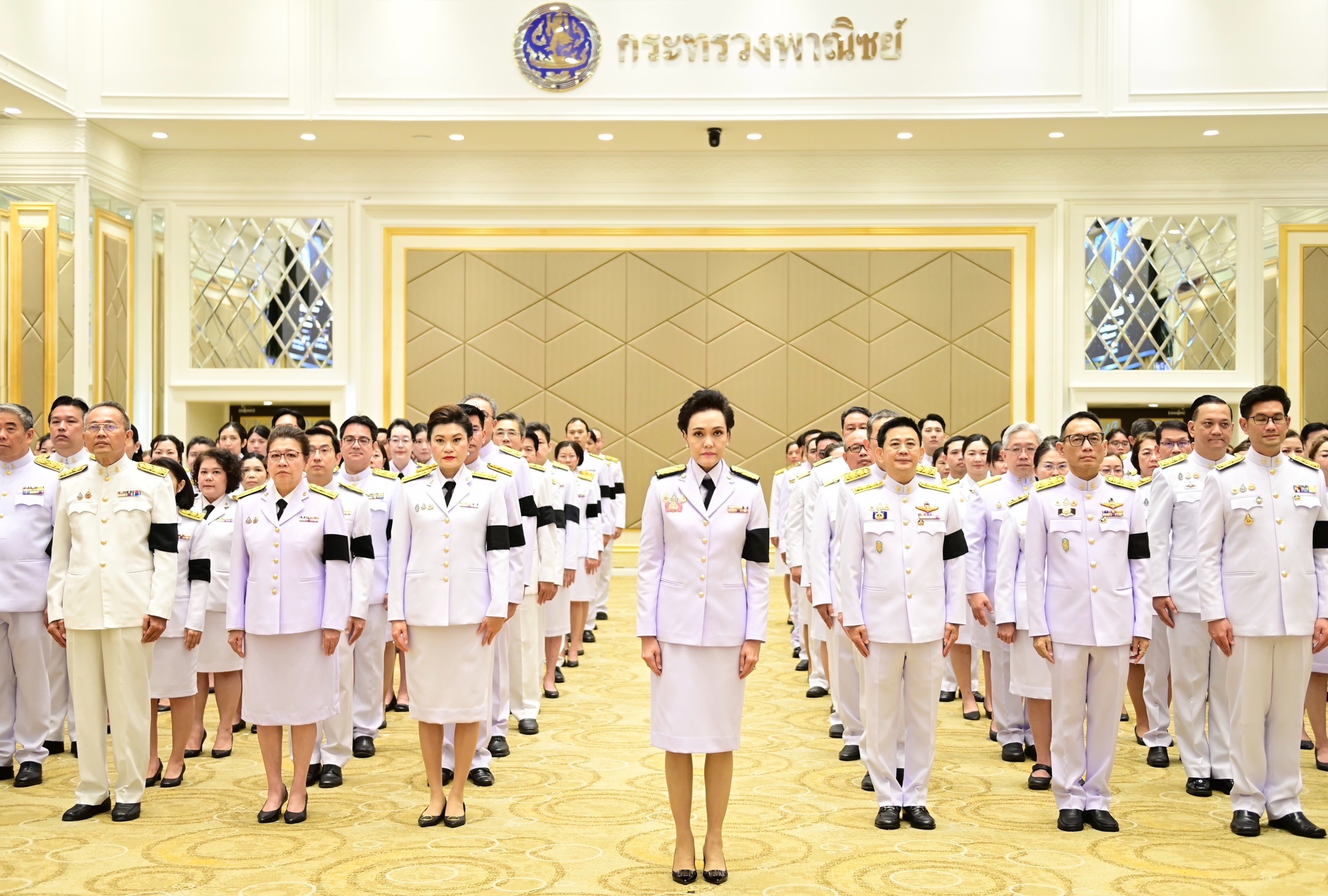 กระทรวงพาณิชย์ น้อมถวายความอาลัย สมเด็จพระนางเจ้าสิริกิติ์ พระบรมราชินีนาถ พระบรมราชชนนีพันปีหลวง ด้วยสำนึกในพระมหากรุณาธิคุณอย่างหาที่สุดมิได้