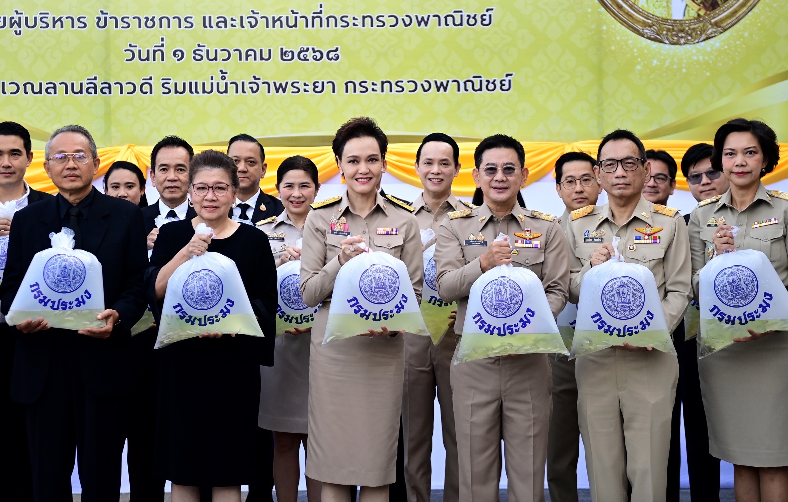 นางศุภจี สุธรรมพันธุ์ รัฐมนตรีว่าการกระทรวงพาณิชย์ นำคณะผู้บริหารและข้าราชการกระทรวงพาณิชย์ทุกหน่วยงาน ร่วมปล่อยพันธุ์ปลาน้ำจืด เนื่องในวันคล้ายวันพระบรมราชสมภพ พระบาทสมเด็จพระบรมชนกาธิเบศร มหาภูมิพลอดุลยเดชมหาราช บรมนาถบพิตร วันชาติและวันพ่อแห่งชาติ 5 ธันวาคม 2568  เมื่อวันจันทร์ที่ 1 ธันวาคม 2568 ณ กระทรวงพาณิชย์