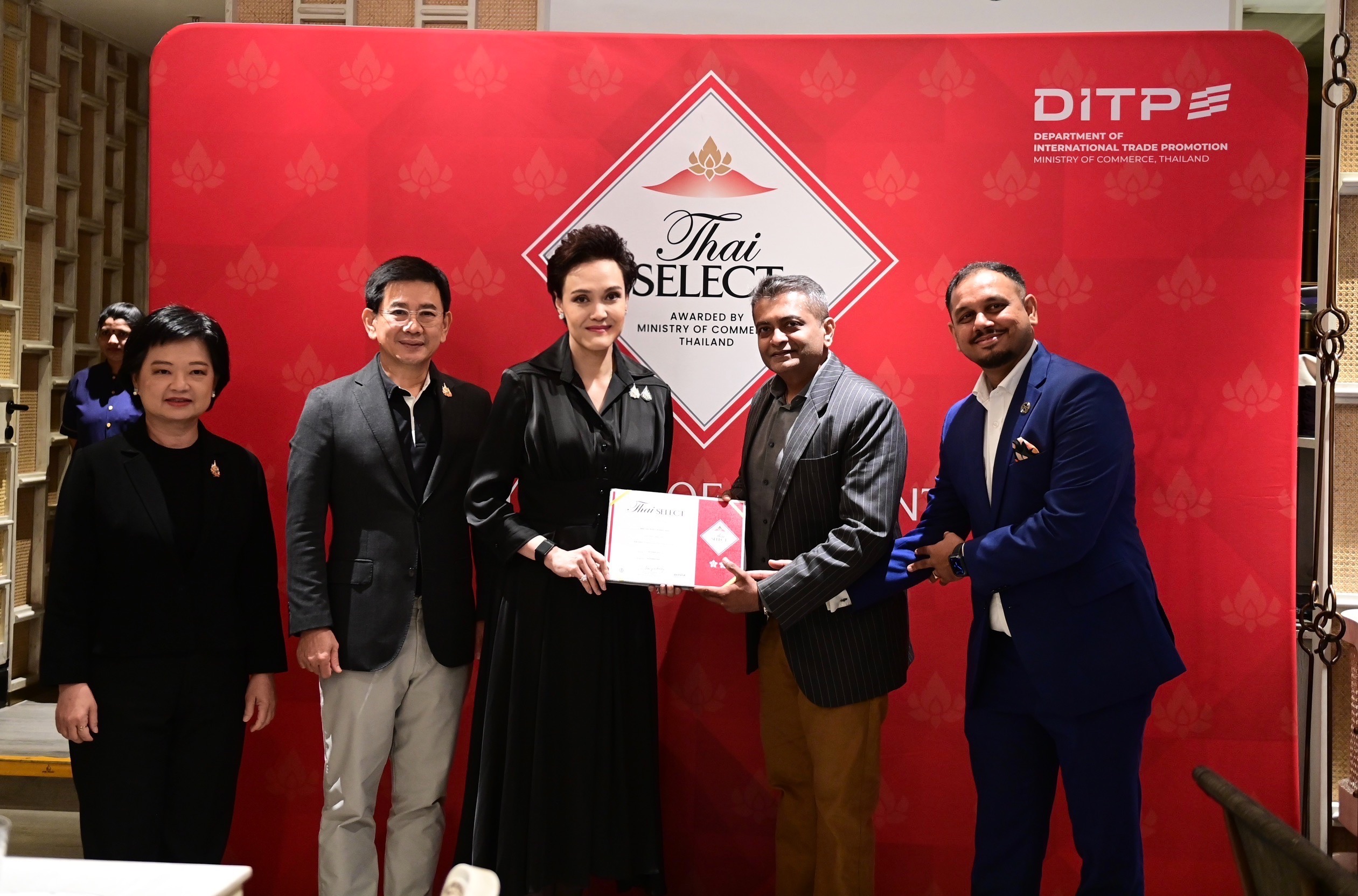นางศุภจี สุธรรมพันธุ์ รัฐมนตรีว่าการกระทรวงพาณิชย์ เป็นประธานมอบตราสัญลักษณ์ Thai SELECT ให้แก่ร้านอาหาร Nara Thai Worli  เมื่อวันที่ 9 มกราคม 2569 ณ เมืองมุมไบ สาธารณรัฐอินเดีย