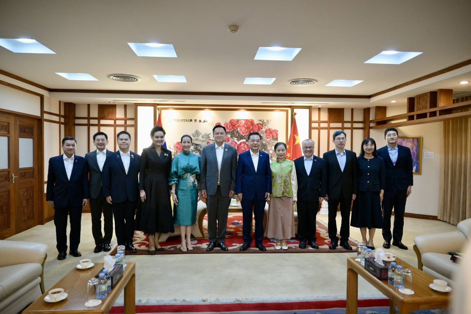 นายอนุทิน ชาญวีรกูล นายกรัฐมนตรีและรัฐมนตรีว่าการกระทรวงมหาดไทย พร้อมด้วย นางศุภจี สุธรรมพันธุ์ รัฐมนตรีว่าการกระทรวงพาณิชย์ และคณะ เข้าหารือกับ นายจาง เจี้ยนเว่ย์ เอกอัครราชทูตสาธารณรัฐประชาชนจีนประจำประเทศไทย เมื่อวันอังคารที่ 24 กุมภาพันธ์ 2569 ณ สถานเอกอัครราชทูตสาธารณรัฐประชาชนจีนประจำประเทศไทย กรุงเทพฯ