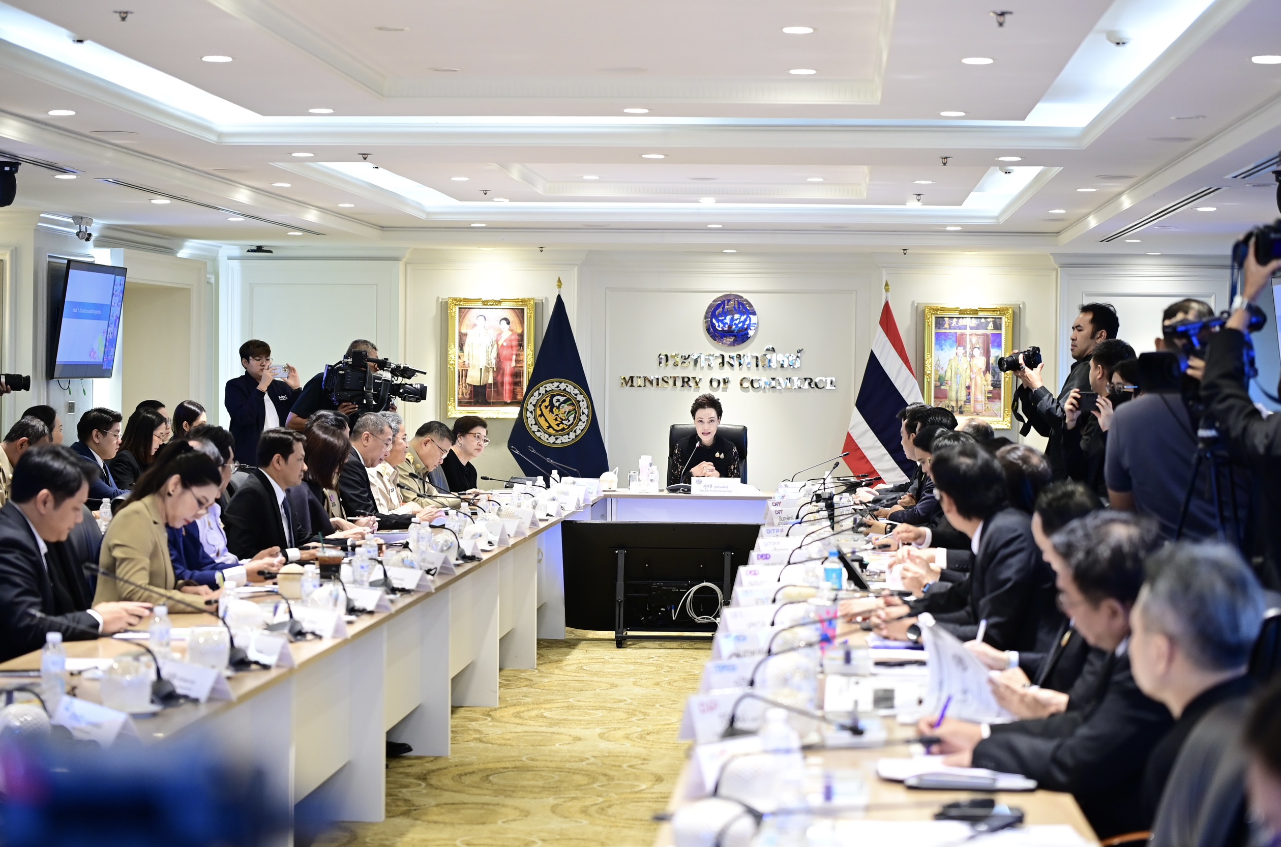 นางศุภจี สุธรรมพันธุ์ รัฐมนตรีว่าการกระทรวงพาณิชย์ เป็นประธานการประชุมขับเคลื่อนมาตรการบริหารสินค้าผลไม้ ปี 2569 เมื่อวันจันทร์ที่ 2 มีนาคม 2569 ณ กระทรวงพาณิชย์