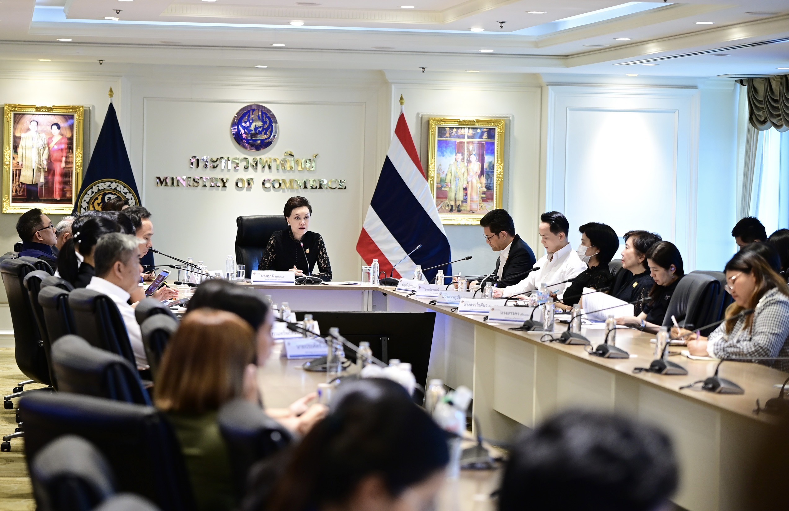 นางศุภจี สุธรรมพันธุ์ รัฐมนตรีว่าการกระทรวงพาณิชย์ เป็นประธานแถลงภายหลังการประชุมคณะรัฐมนตรี (ครม.) นัดพิเศษ เมื่อวันพฤหัสบดีที่ 26 มีนาคม 2569 ณ ห้องกิติยากรวรลักษณ์ ชั้น 4 สำนักงานปลัดกระทรวงพาณิชย์ กระทรวงพาณิชย์