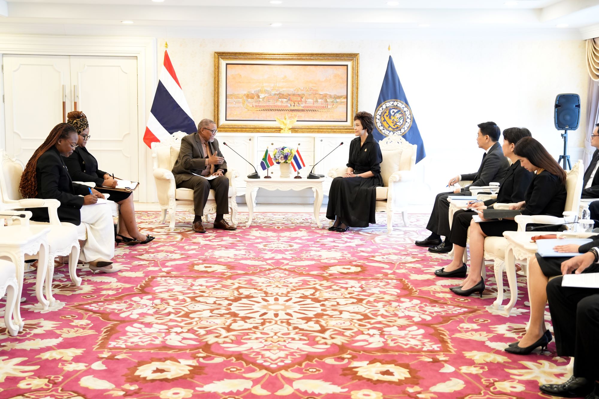 นายดาร์คีย์ อีเฟรอิม แอฟริกาเอกอัครราชทูตสาธารณรัฐแอฟริกาใต้ประจำประเทศไทย เข้าพบหารือ นางศุภจี สุธรรมพันธุ์ รัฐมนตรีว่าการกระทรวงพาณิชย์ ในวันพุธที่ 25 มีนาคม 2569 ณ กระทรวงพาณิชย์