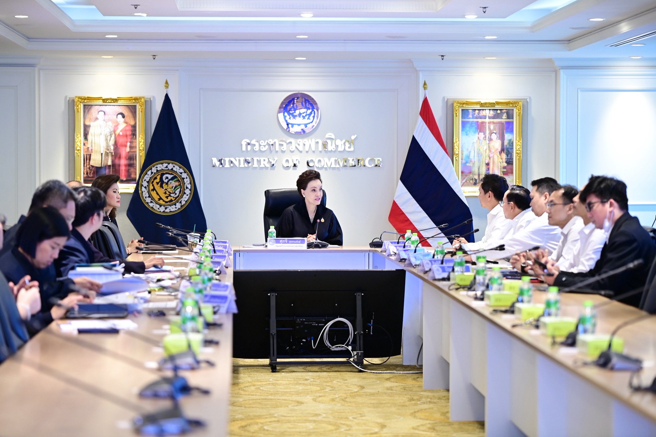นางศุภจี สุธรรมพันธุ์ รองนายกรัฐมนตรีและรัฐมนตรีว่าการกระทรวงพาณิชย์ เป็นประธานการประชุมร่วมกับกระทรวงพลังงานและกระทรวงการคลัง เมื่อวันอังคารที่ 31 มีนาคม 2569 ณ กระทรวงพาณิชย์