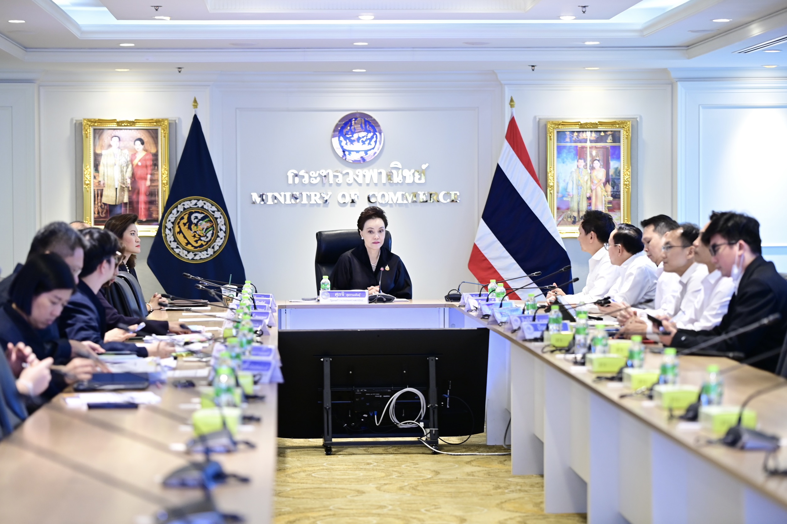 "พาณิชย์-พลังงาน-คลัง" ผนึกกำลังดูแลประชาชน รับมือราคาน้ำมันผันผวน เร่งลดผลกระทบค่าครองชีพอย่างใกล้ชิด