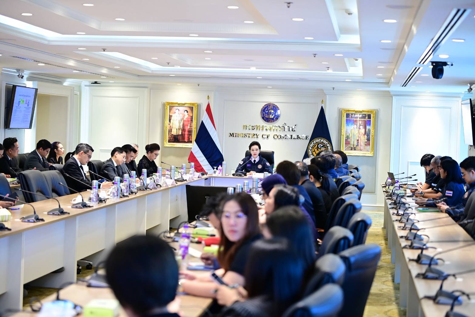นางศุภจี สุธรรมพันธุ์ รองนายกรัฐมนตรีและรัฐมนตรีว่าการกระทรวงพาณิชย์ เป็นประธานการแถลงข่าว &ldquo;การป้องกันและปราบปรามการปลอมปนน้ำมะพร้าว&rdquo; ร่วมกับสภาอุตสาหกรรมจังหวัดราชบุรีและสมาคมมะพร้าวน้ำหอมไทย เมื่อวันที่ 18 มิถุนายน 2569 ณ กระทรวงพาณิชย์