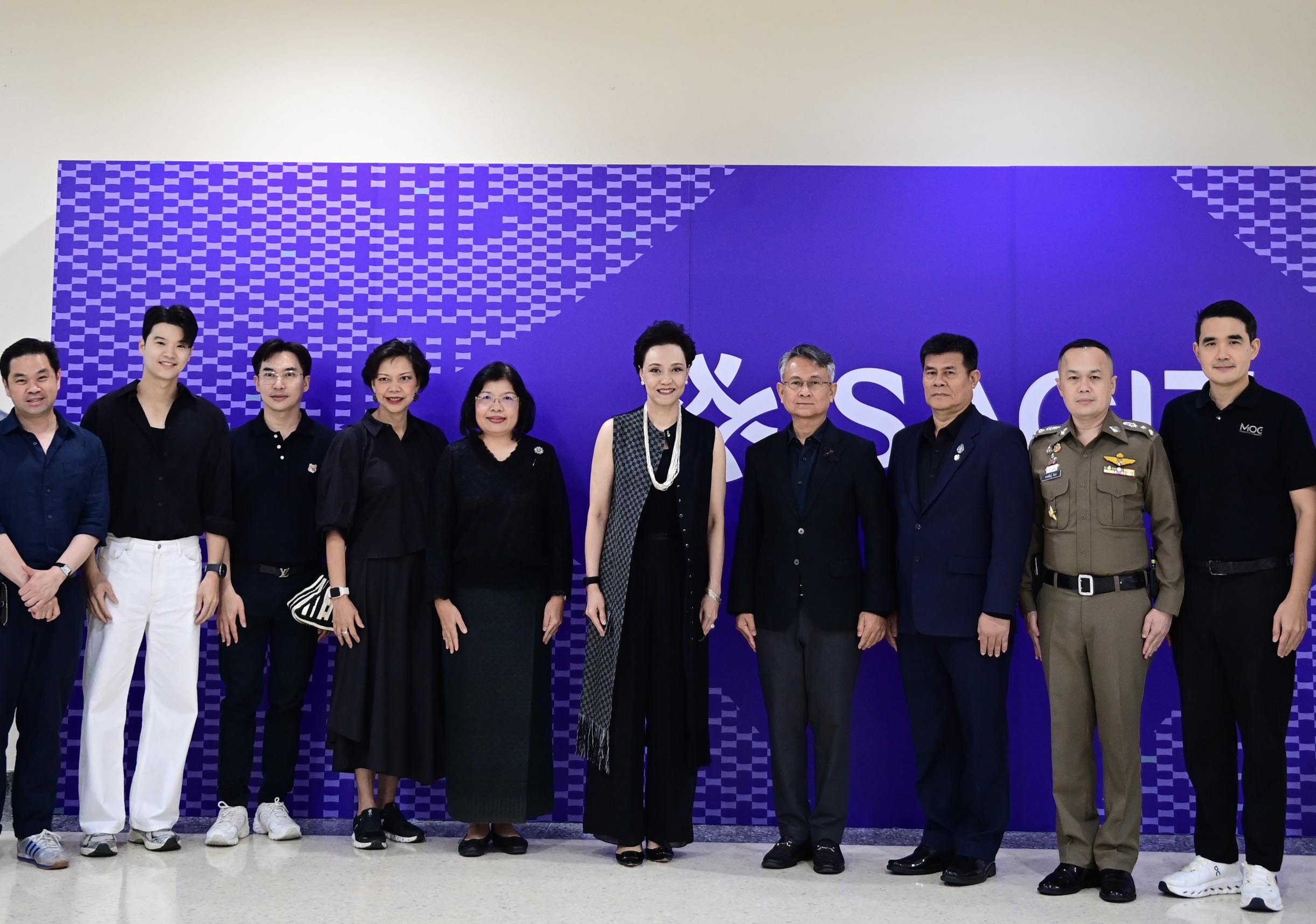 รองนายกฯ และ รมว.พาณิชย์ ชื่นชม "นิทรรศการราชพัสตราสู่สากล" ณ กรุงปารีส หนุน SACIT เดินหน้าส่งเสริมผ้าไทย&ndash;หัตถศิลป์ไทยสู่เวทีโลก