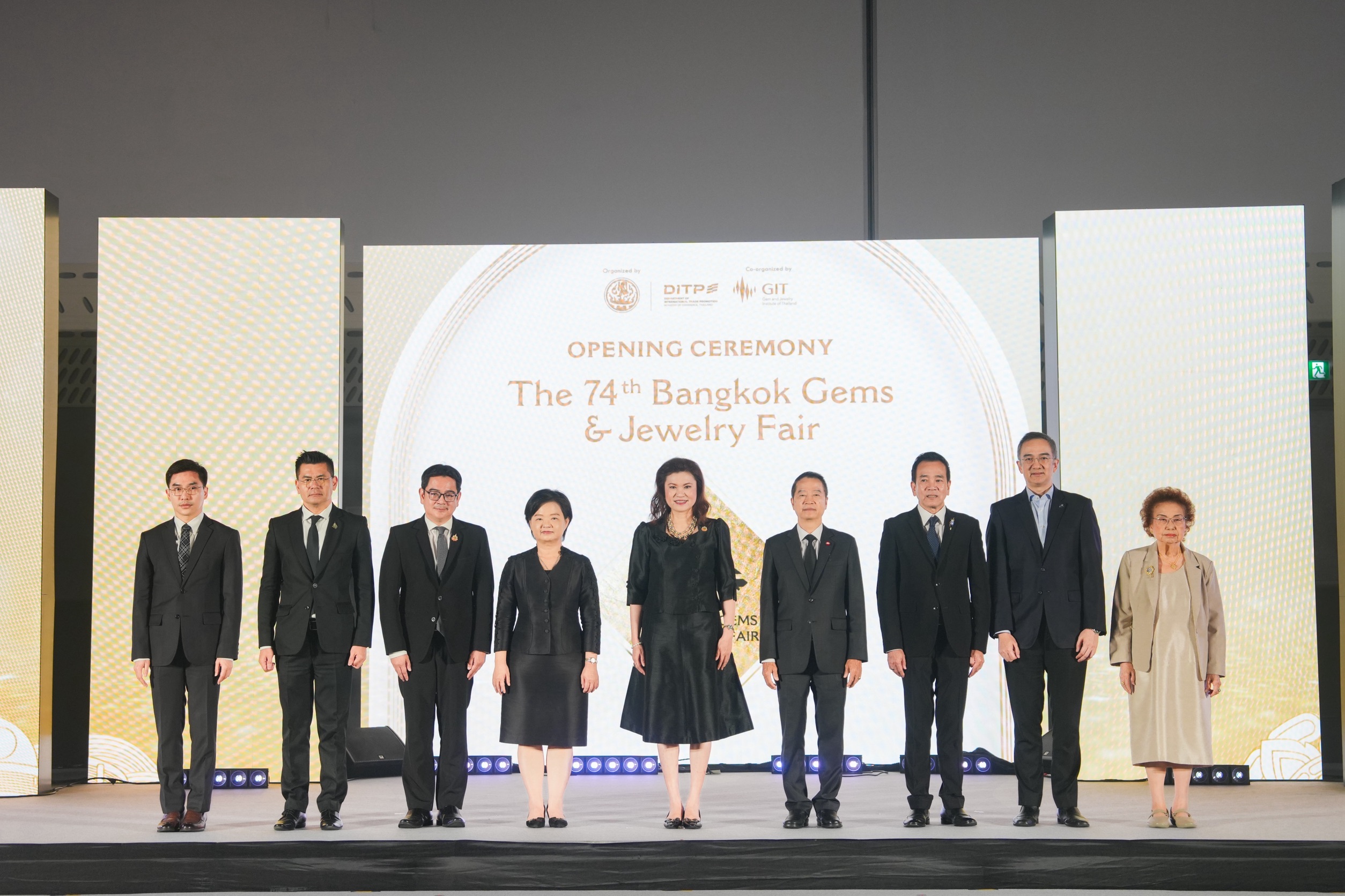 นางศุภจี สุธรรมพันธุ์ รองนายกรัฐมนตรีและรัฐมนตรีว่าการกระทรวงพาณิชย์ มอบหมายให้ ดร.กิริฎา เภาพิจิตร ผู้ช่วยรัฐมนตรีประจำกระทรวงพาณิชย์ เป็นประธานเปิดงาน แสดงสินค้าอัญมณีและเครื่องประดับครั้งที่ 74 (The 74th Bangkok Gems and Jewelry Fair) เมื่อวันที่ 8 กันยายน 2569 ณ ศูนย์การประชุมแห่งชาติสิริกิติ์ (QSNCC)