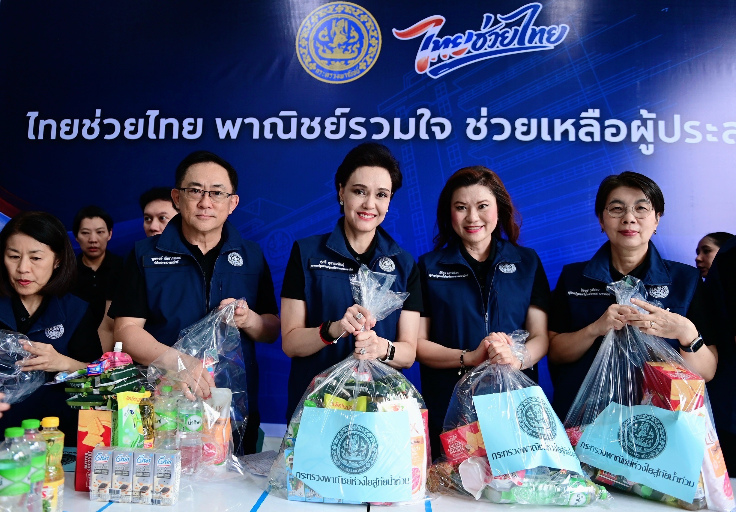 &ldquo;ศุภจี&rdquo; ส่งถุงยังชีพ 2,000 ชุด ช่วยน้ำท่วมปราจีนบุรี กำชับ &ldquo;พาณิชย์&rdquo; ดูแลสินค้า&ndash;ราคา เร่งกระจายไข่ไก่ พร้อมเตรียม &ldquo;ธงฟ้า&rdquo; ฟื้นฟูหลังน้ำลด
