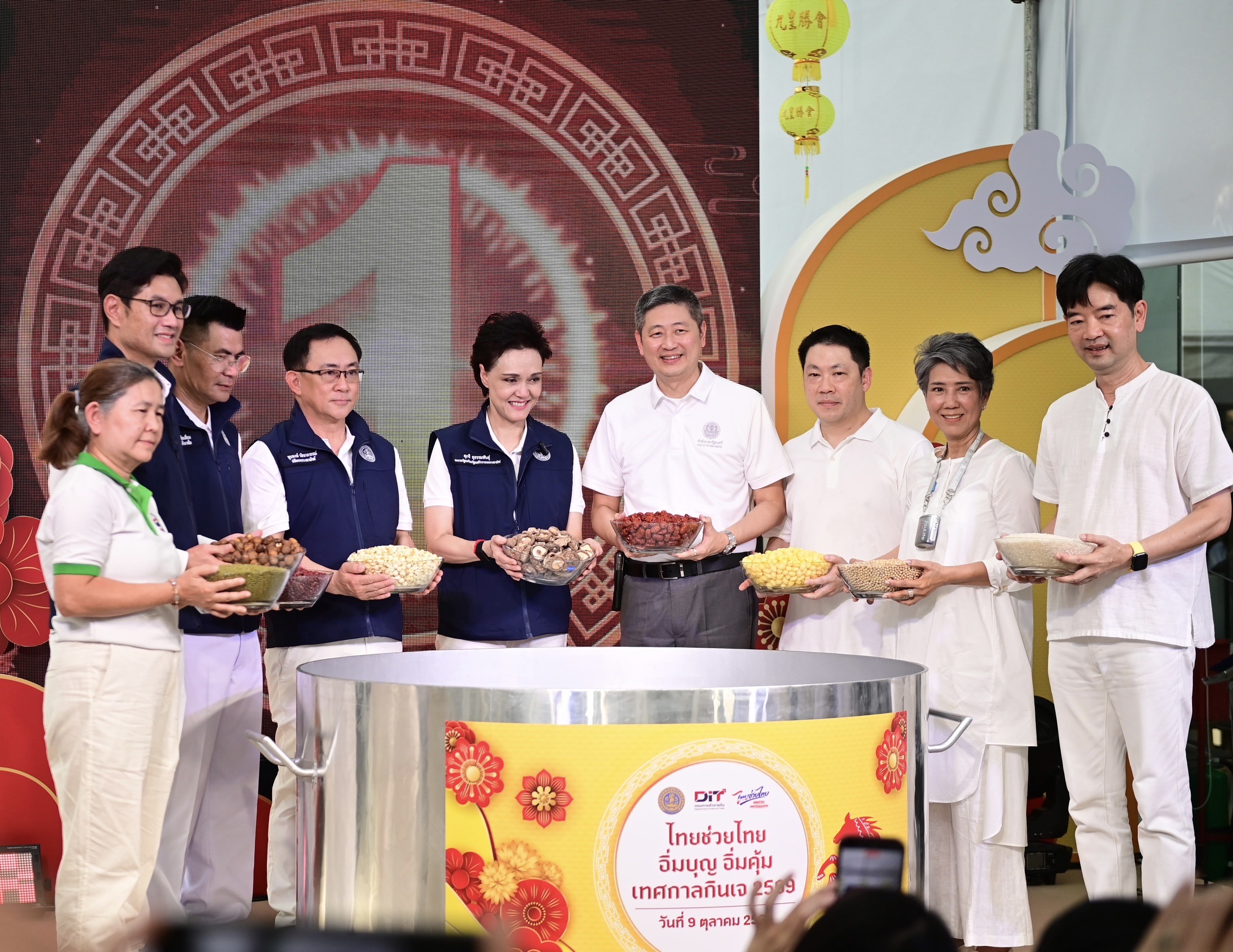 นางศุภจี สุธรรมพันธุ์ รองนายกรัฐมนตรีและรัฐมนตรีว่าการกระทรวงพาณิชย์ เป็นประธานเปิดกิจกรรม &ldquo;ไทยช่วยไทย : อิ่มบุญ อิ่มคุ้ม เทศกาลกินเจ 2569&rdquo; ระหว่างวันที่ 10&ndash;18 ตุลาคม 2569 รวม 9 วัน ในวันที่ 9 ตุลาคม 2569 ณ ตลาดยิ่งเจริญ เขตบางเขน กรุงเทพมหานคร